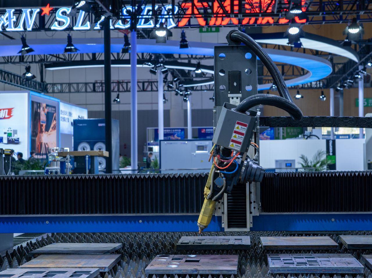 Trade show booth attraction strategies in a busy convention hall exhibit
