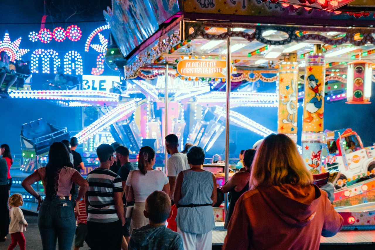 Trade show booth attraction strategies in a busy convention hall exhibit